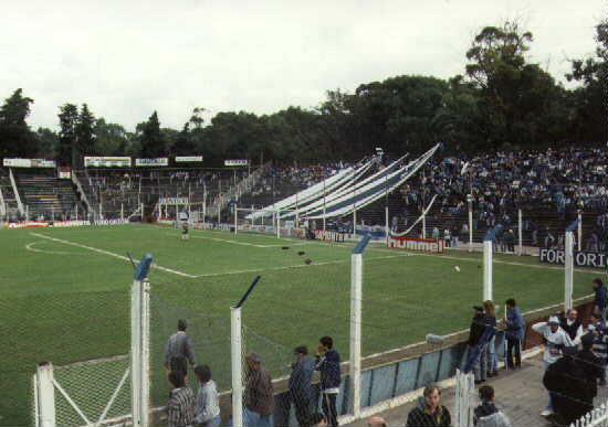 estadio: tribuna del bosque con banderas