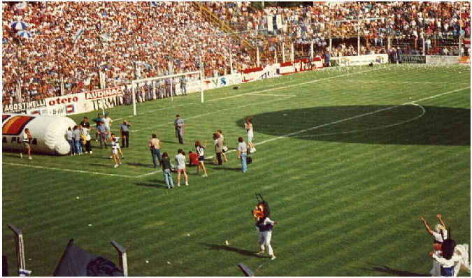 estadio: campo de juego a punto de recibir al primer equipo