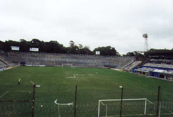 estadio: de frente, la primer tribuna de cemento